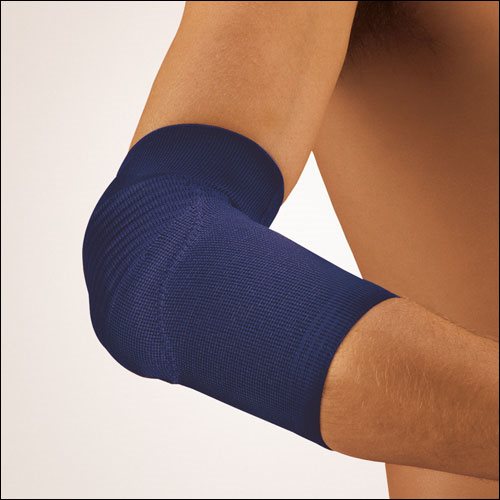 Albue polsterbandage med silikoneindlæg, der beskytter og giver kompression til albuen.
