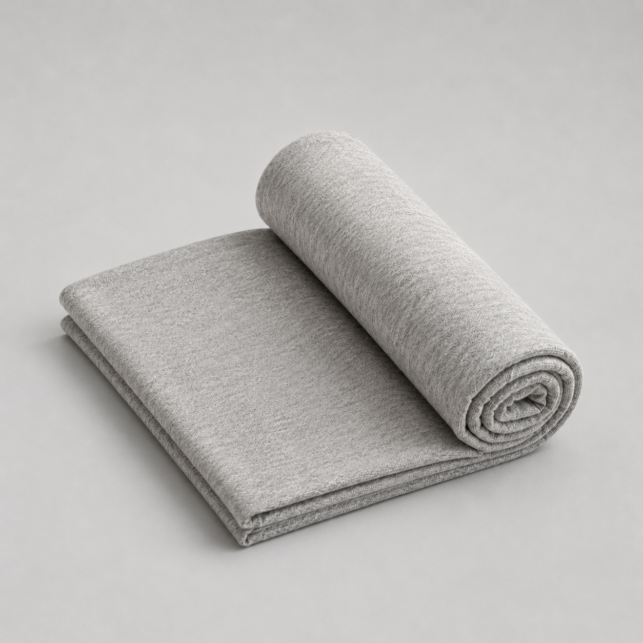 Blød og elastisk strikket grå Jersey melange i metermål. 66 % bomuld, 30 % Polyester, 4 % elastan.