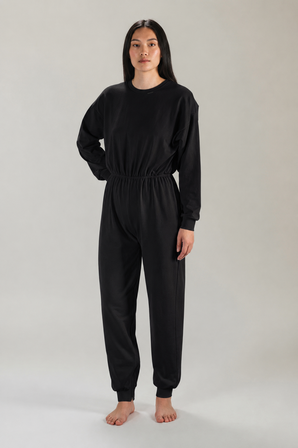 Bodystocking til voksne med lange ben og ærmer samt lynlås i skridtet, i sort og hvid.