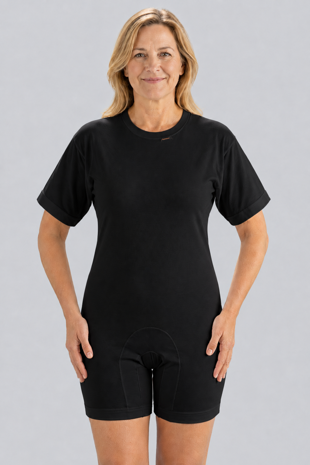 CARE bodystocking til voksne med korte ben, korte ærmer og lynlåse, fås i hvid, sort og koboltblå.