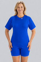 Bodystocking med korte ben, ærmer og lynlåse i skridt og på skuldre, fås i hvid, sort og koboltblå.
