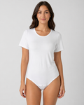 En behagelig bodystocking med korte ærmer og trykknapper, fås i grøn, sort, hvid, bordeaux og marineblå.