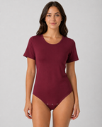 Bodystocking med korte ærmer og trykknapper i bunden fås i grøn, sort, hvid, bordeaux og marineblå.