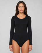 Bodystocking med lange ærmer og trykknapper, lavet af bomuld og lycra, fås i grøn, hvid, sort, bordeaux.