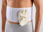 Stoma bandage: Hudvenlig, elastisk og velcrojusterbar bandage i 15 cm eller 22 cm højde.