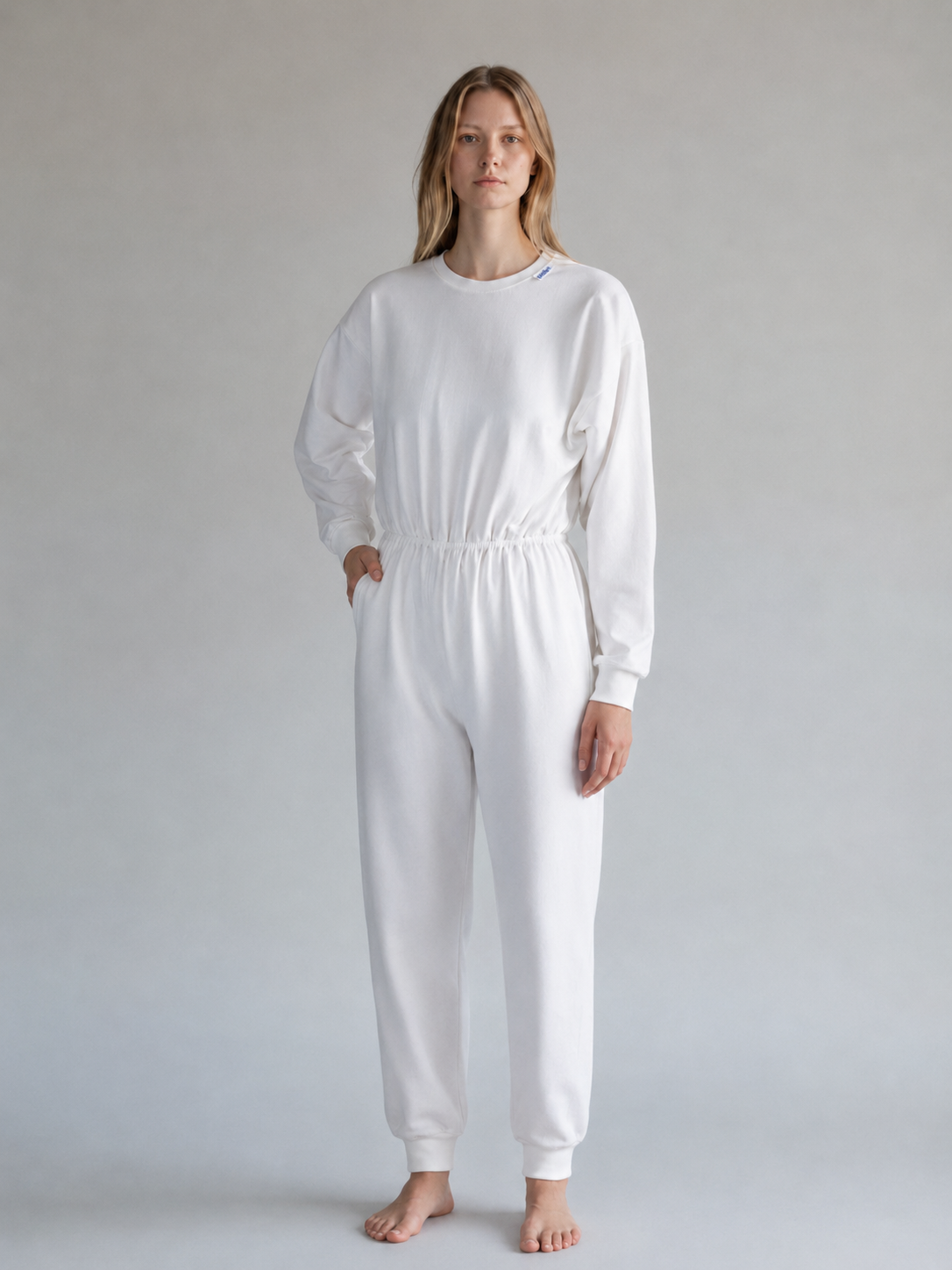 En CARE bodystocking til voksne med lange ærmer og ben og lynlås i ryggen, fås i sort, hvid og koboltblå.