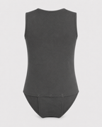 Bodystocking med skulderstropper og uden ben. Har trykknapper bagpå i skridtet og fås i sort og hvid.
