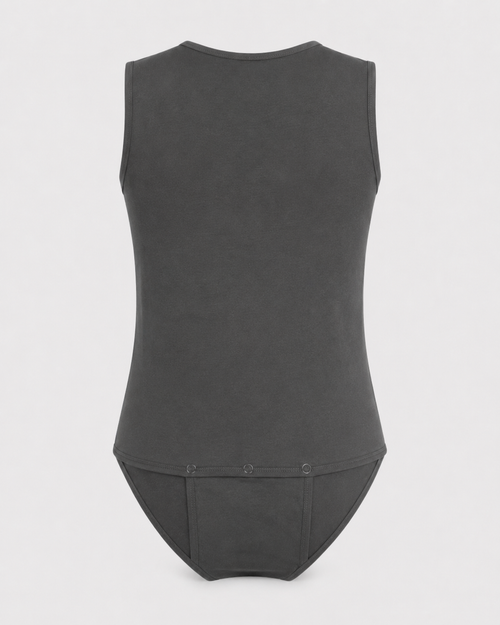 Bodystocking med skulderstropper og uden ben. Har trykknapper bagpå i skridtet og fås i sort og hvid.