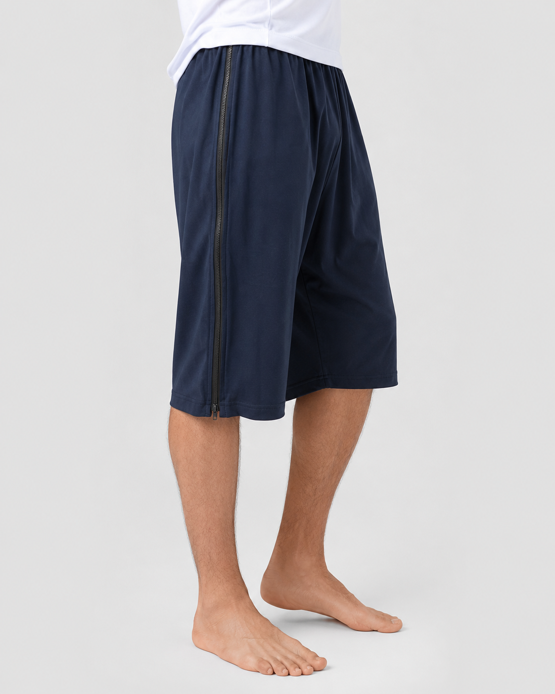 Shorts med lynlås i begge sider, i bomuld/elastan. Fås i mørkeblå, sort og grå.
