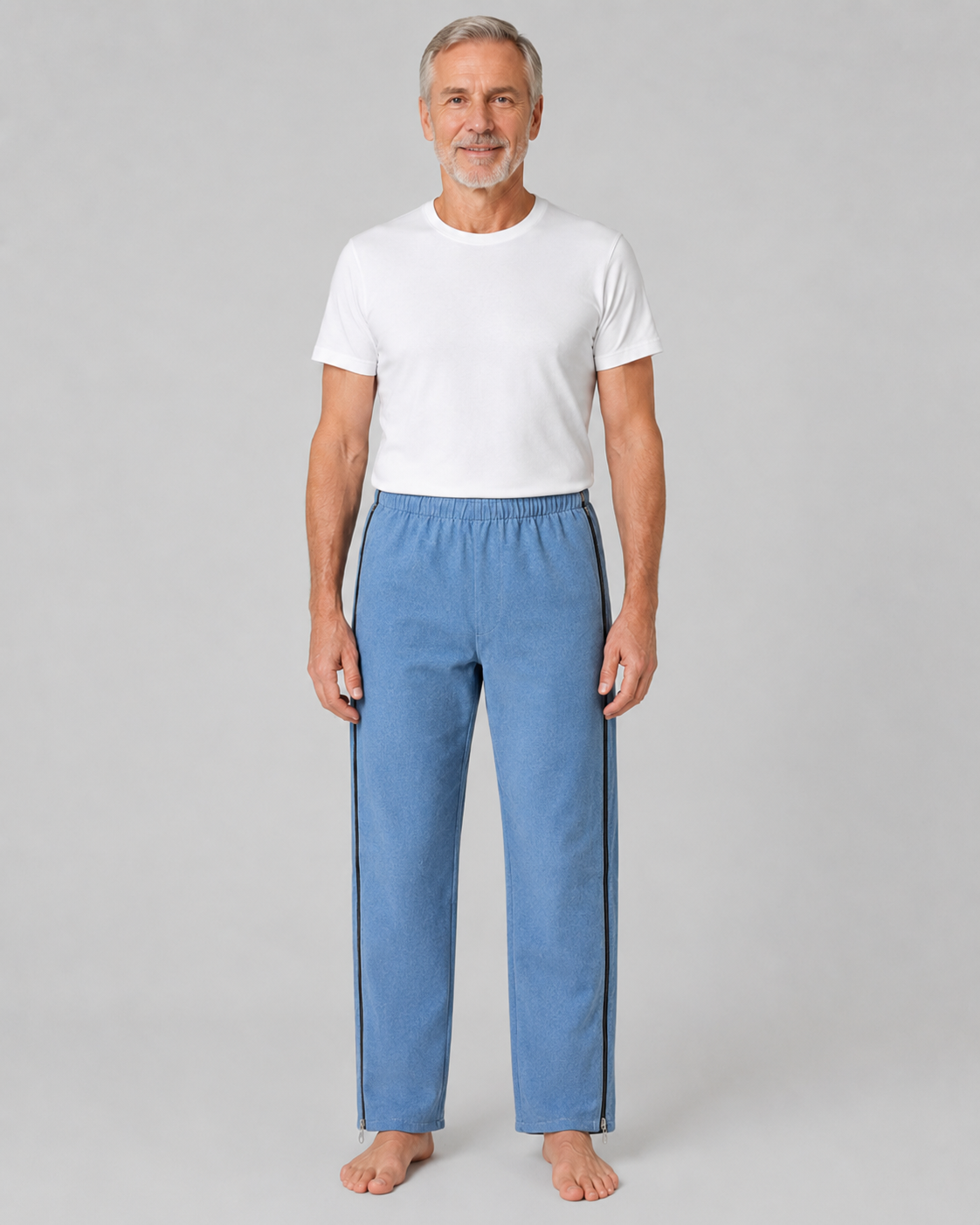 Denim bukser med foer og lynlås i begge ben. Fås i sort, mørkeblå og forvasket blå.