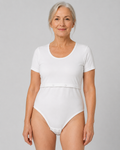 Bodystocking med åbning til sonde i bordeaux, grøn, hvid, koboltblå og sort, med korte ærmer.