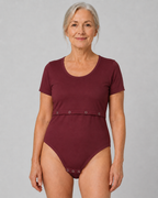 Bodystocking med åbning til sonde, fås i bordeaux, grøn, hvid, koboltblå og sort.
