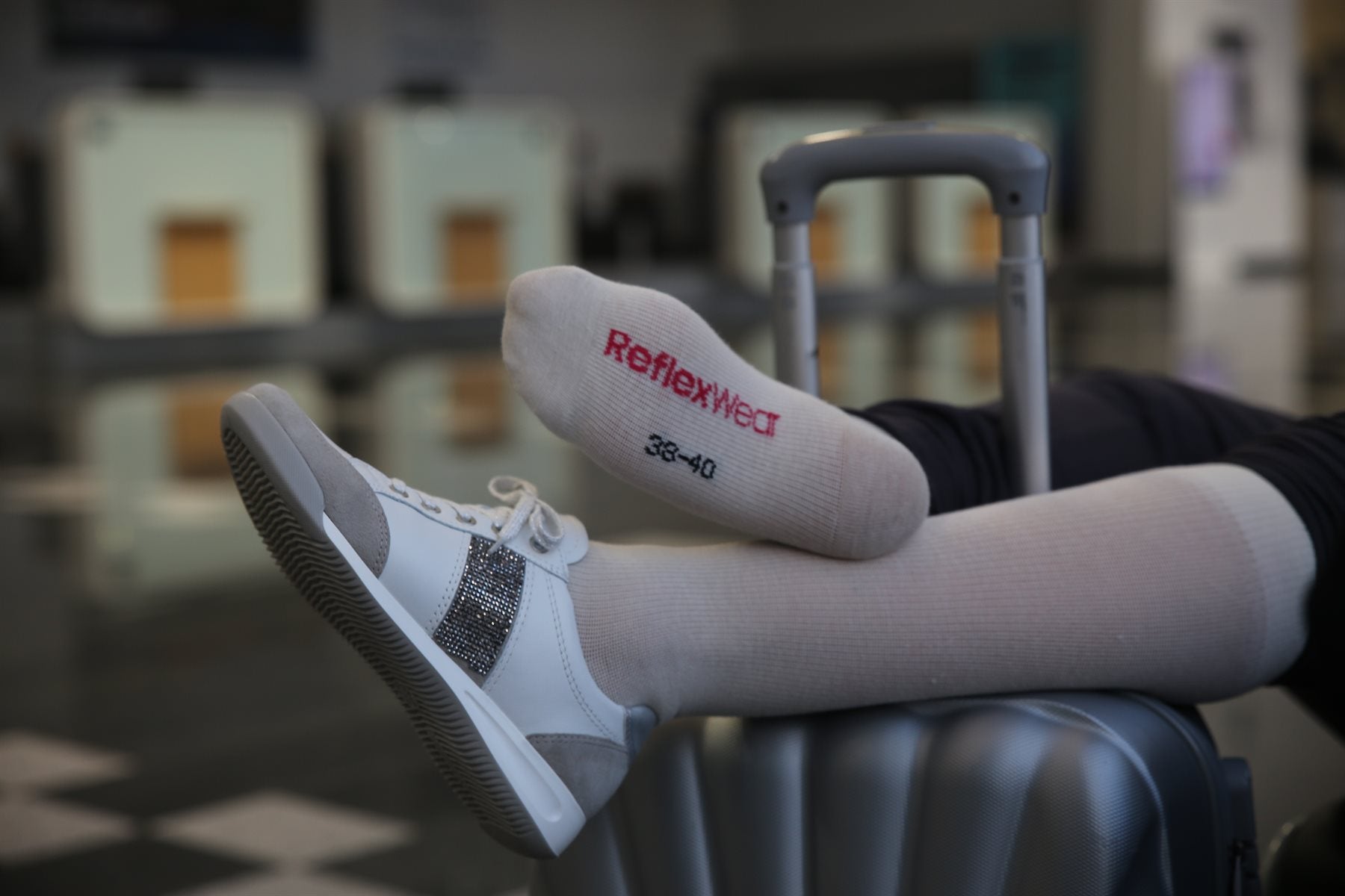 ReflexWear kompressions- og rejsestrømpe, der øger blodcirkulationen, fås i beige og sort.