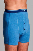 Boxershorts til stomi til mænd med høj talje og lomme til stomiposen, fås i mørkeblå og lyseblå.
