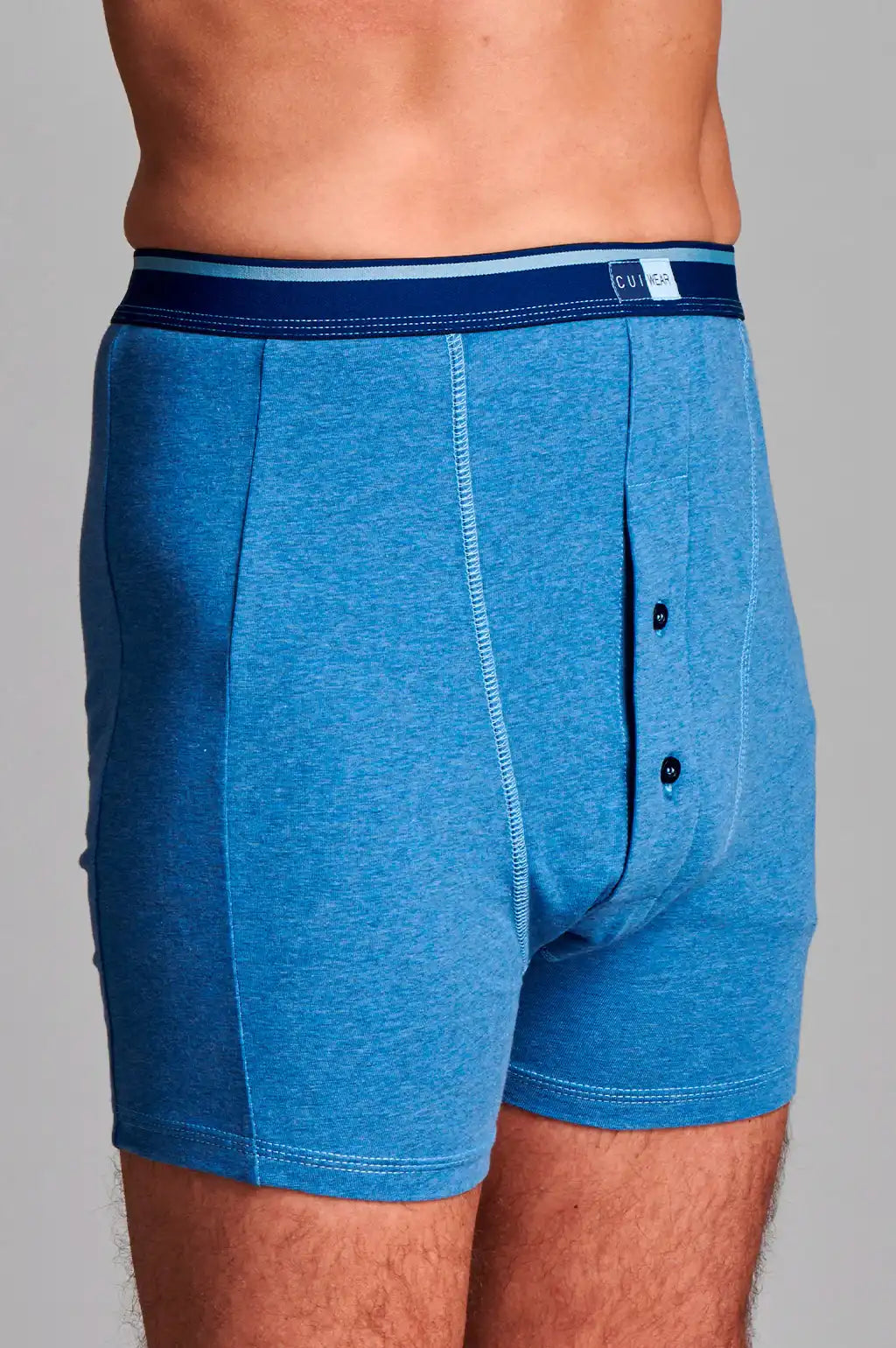 Boxershorts til stomi til mænd med høj talje og lomme til stomiposen, fås i mørkeblå og lyseblå.