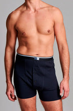 Boxershorts til stomi i mørkeblå eller lyseblå bomuld. Har høj talje og lomme til stomipose.