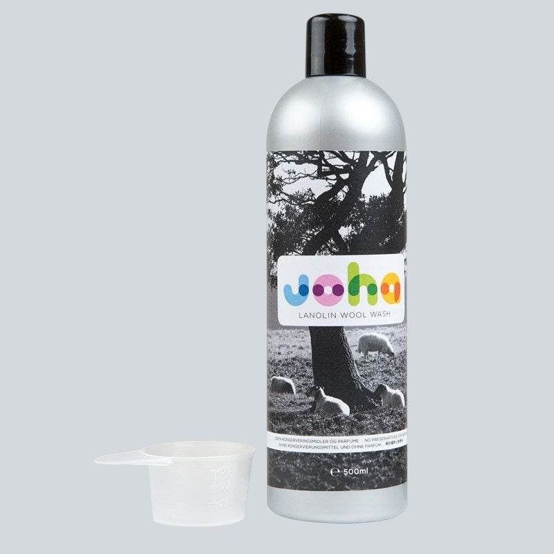 Vaskemiddel til uldprodukter fra JOHA, som forlænger uldens holdbarhed ved vask.